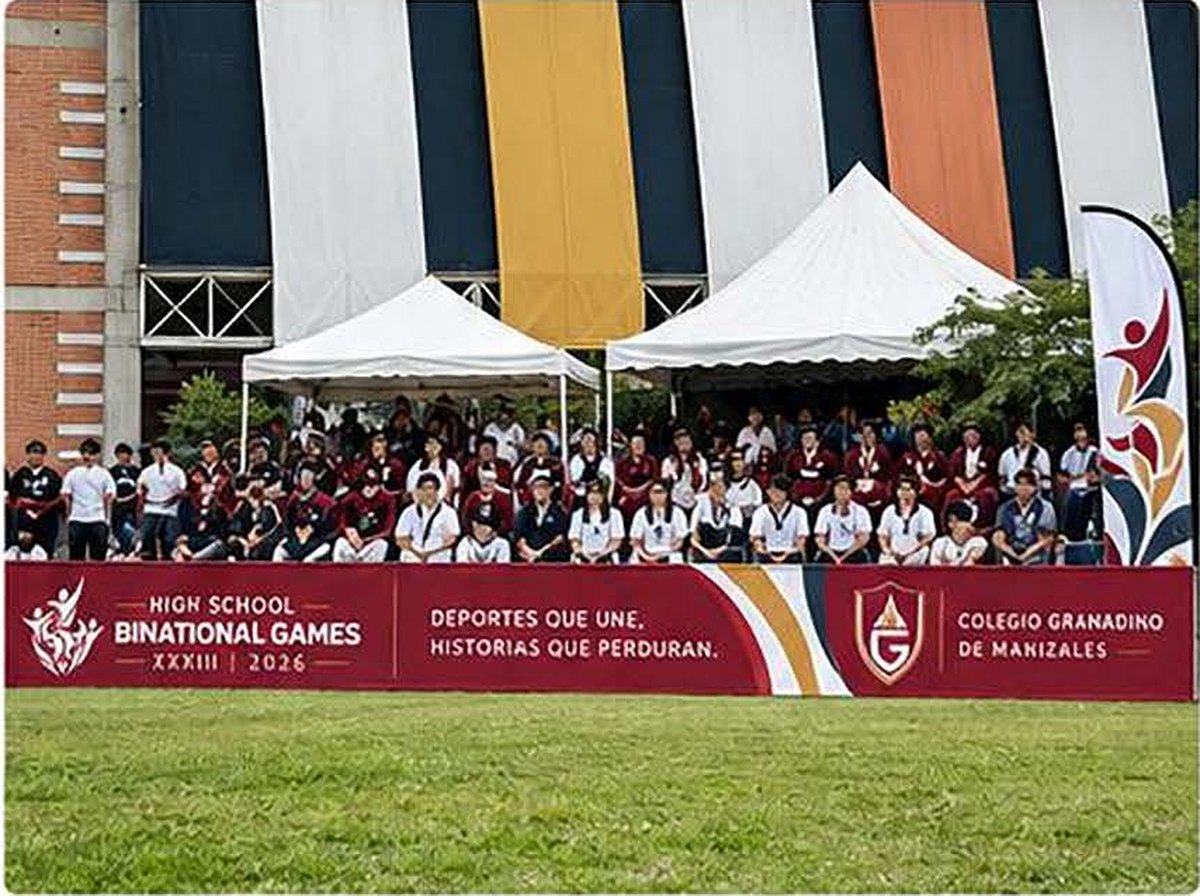 Branding perimetral que enmarca la experiencia dentro y fuera de la cancha.
